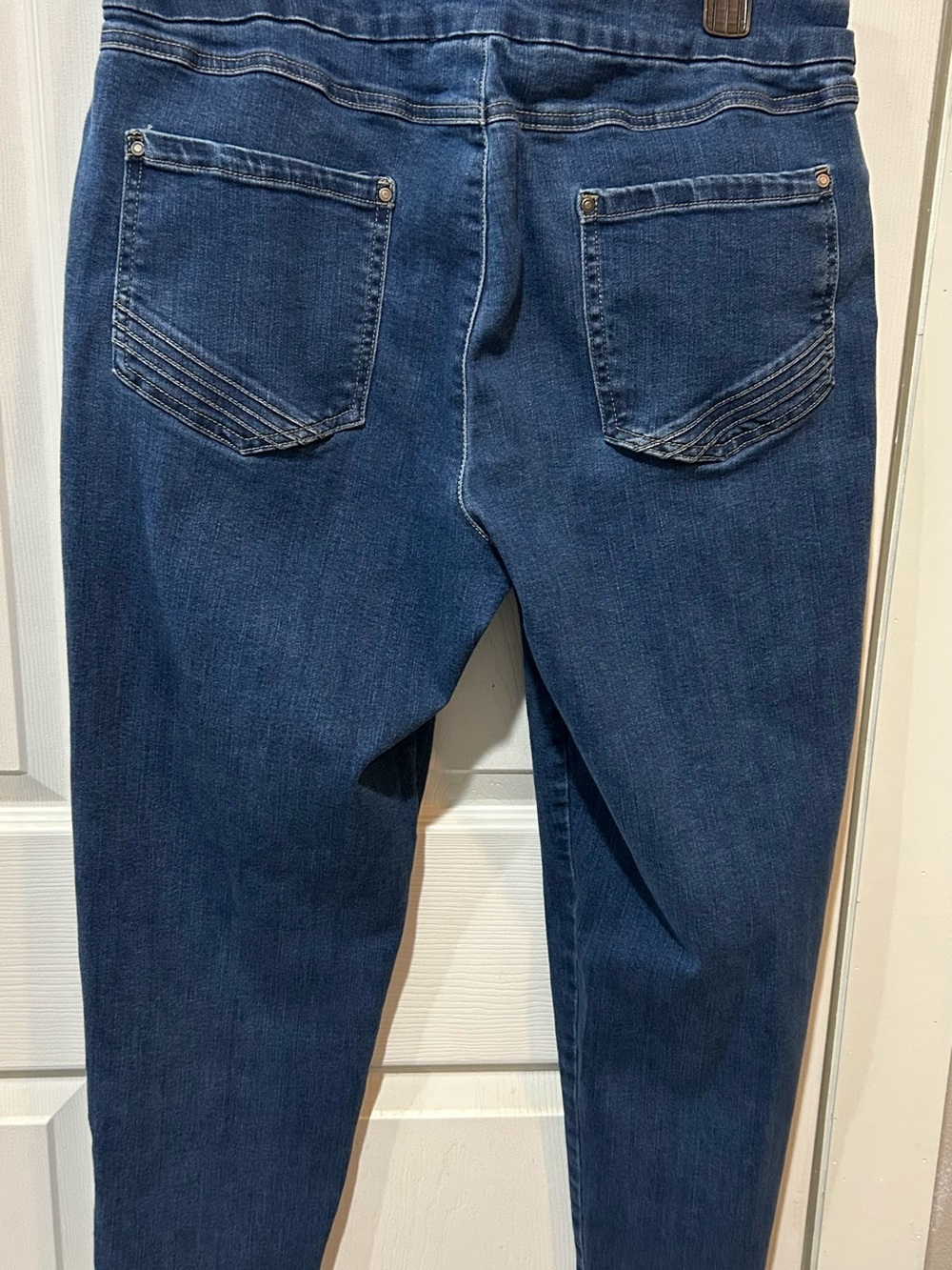 Cropped Dark Wash Stretch Jeans with Back Pocket Stitching. 24 in long .